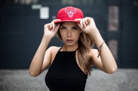 Фотосессия в бейсболке девушка