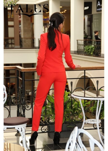 Красный классический костюм