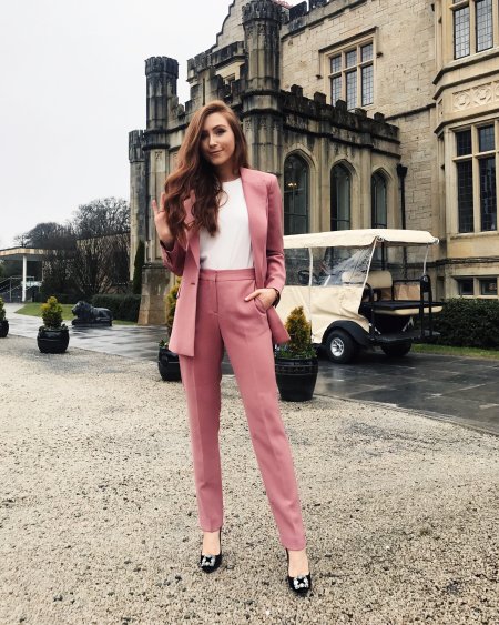 Девушка в брючном костюме