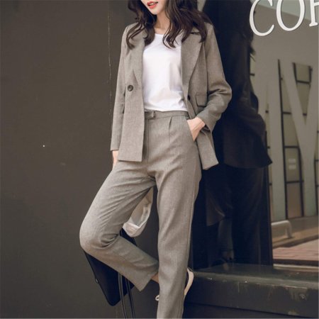 Девушка в классическом костюме