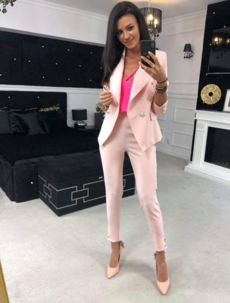 Розовый брючный костюм женский