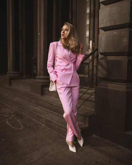 Девушка в классическом костюме