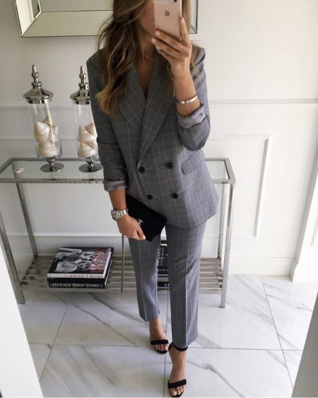 Серый костюм женский