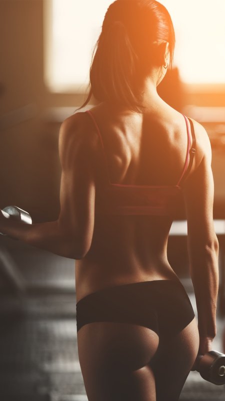 Спортивная девушка сзади