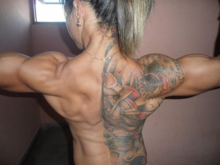 Татуировка на бицепсе у девушки