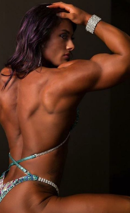 Культуристка Итэль Фернандес