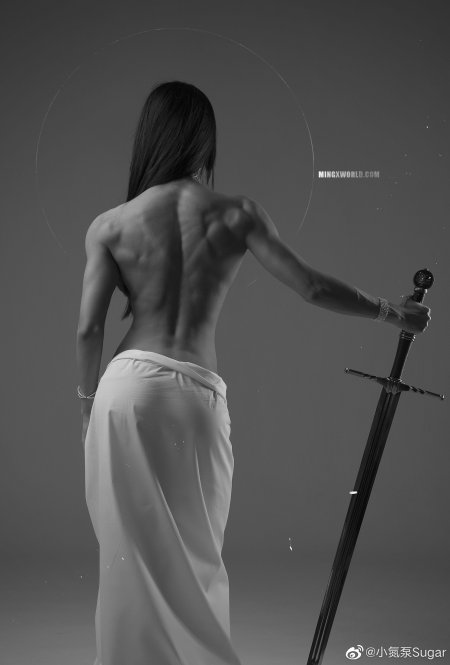 Крепкая женская спина