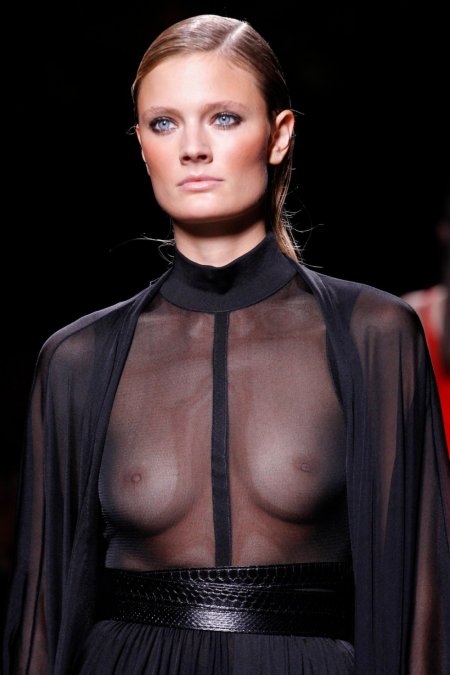 Прозрачная блузка на голое тело