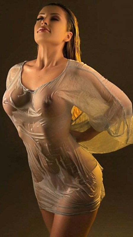 Красивые девушки в мокрой одежде