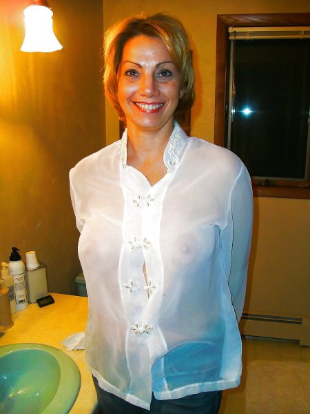 Женщины в прозрачных блузках без лифчика