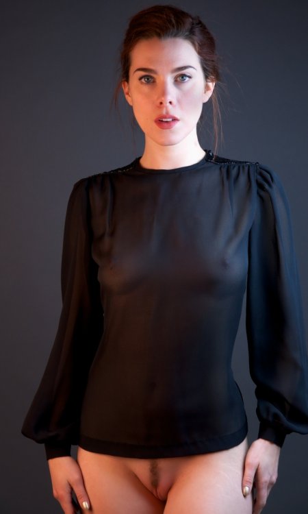 Женщины в прозрачных блузках