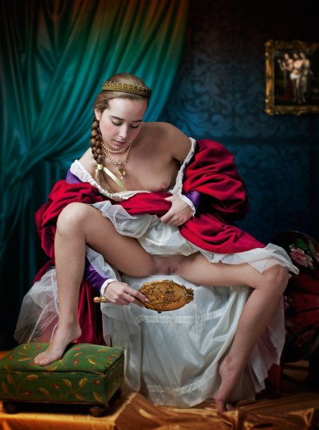 Голые женщины в старинных платьях