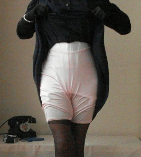 Панталоны под платьем