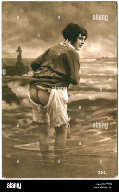 Голые женщины в панталонах