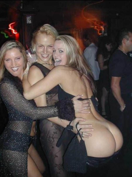 Попки девушек в ночных клубах