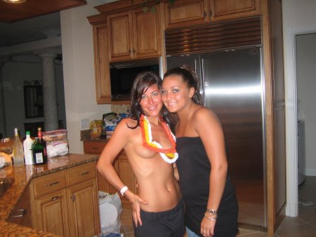 Девчонки развлекаются ню