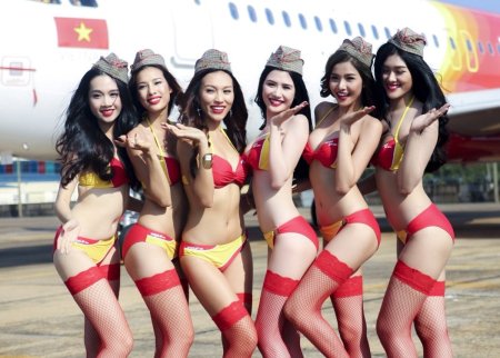 Стюардессы в бикини Vietjet Air