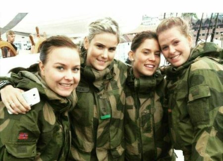 Девушки военные