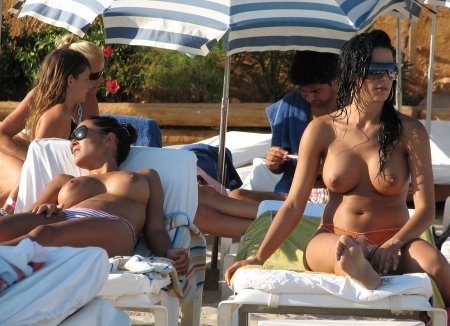 Отдыхающие девушки топлесс