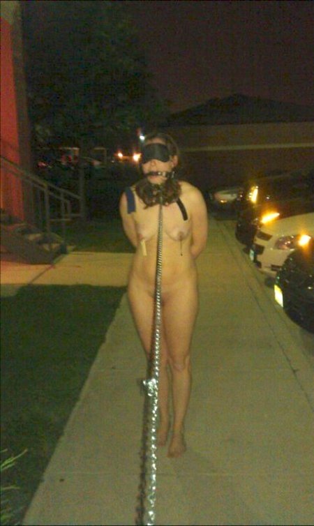 Рабыня на поводке публично