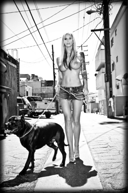 Голая девчонка с собачкой