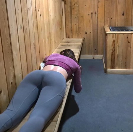 Девушки в штанах для йоги эро