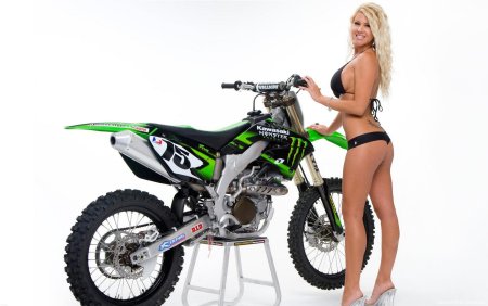 Женщина на кроссовом мотоцикле