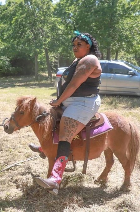 Девушки катаются на пони