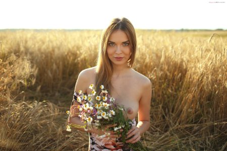 Фотография красивая грудастая сиськами девочка с ромашками