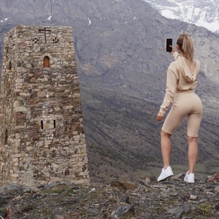 Девушка в горах Осетии