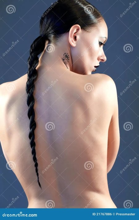 Молодая девушка с длинной косой ню