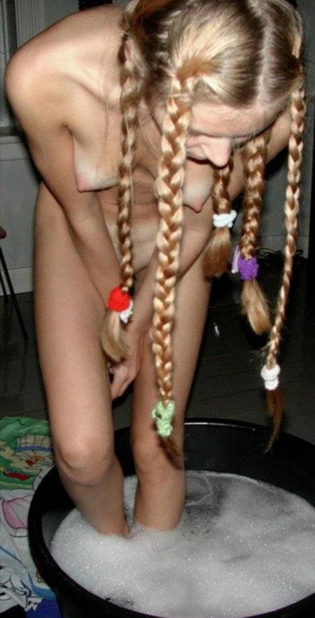 Девушка с косой голышом