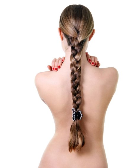 Девушка с косами