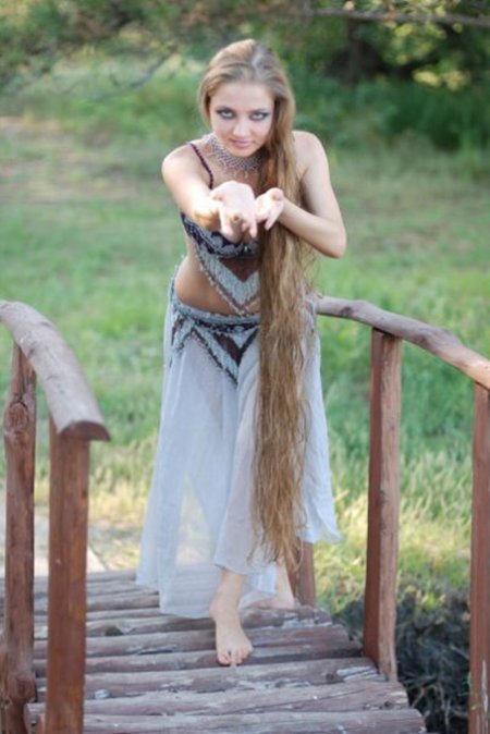 Девушка с длинной косой