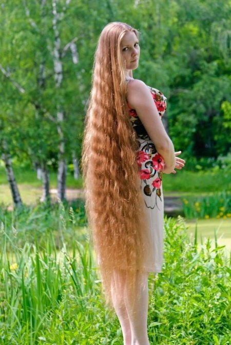 Девочка с длинными волосами