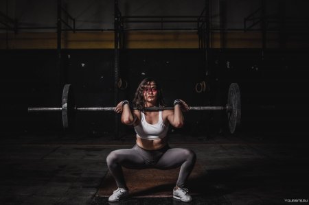 Девушка со штангой