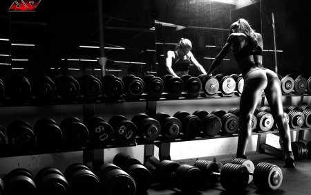 Красивые девушки в спортзале