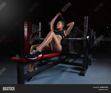 Голая в спортзале со штангой