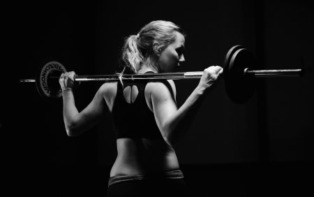 Девушка со штангой