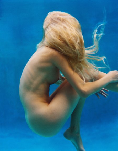 Голая блондинка под водой