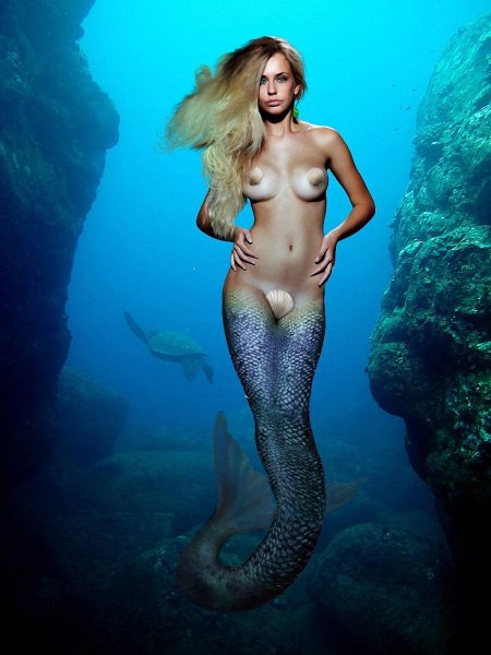 Русалка с оголенной грудью