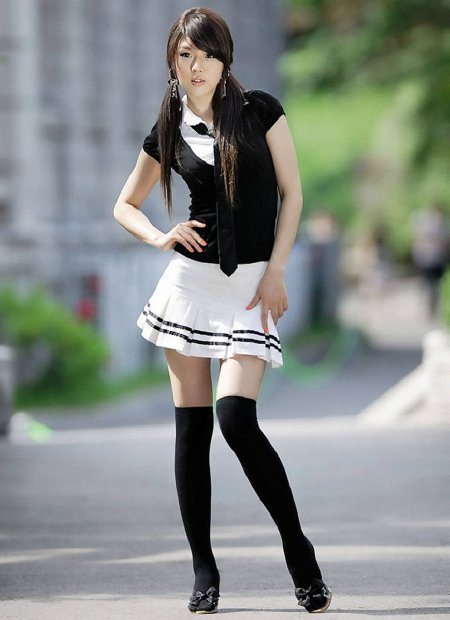 Hwang mi Hee в чулках