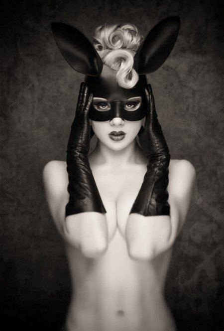 Эротичная девушка в маске