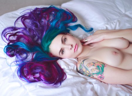 Голые девки с разноцветными волосами