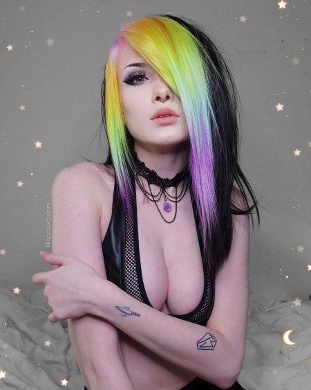 Девушка с цветными волосами