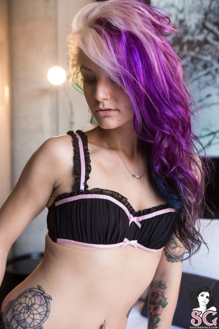 Девушки с разноцветными волосами и пирсингом