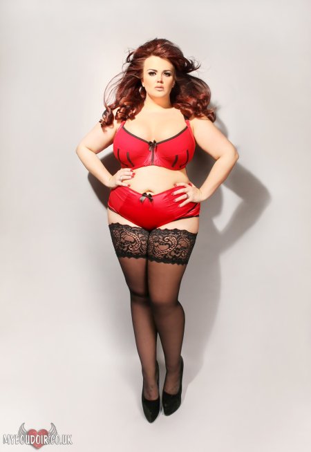 Плюс сайз Николь Симон в чулках