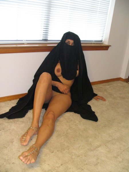 Голая женщина в парандже