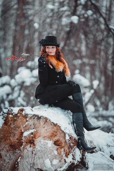 Девушка зимой в лесу