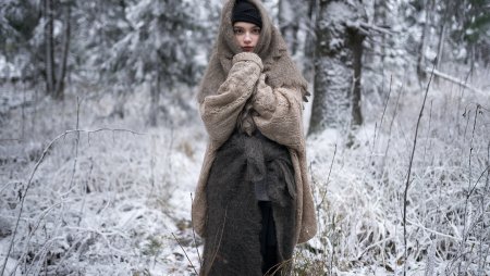 Девушка в пуховом платке